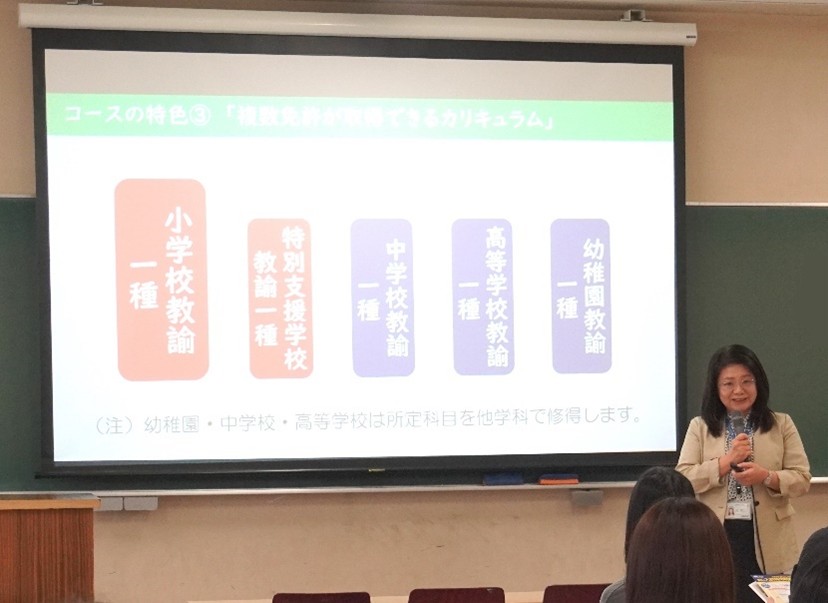 （学科長の坂本先生による学科説明）