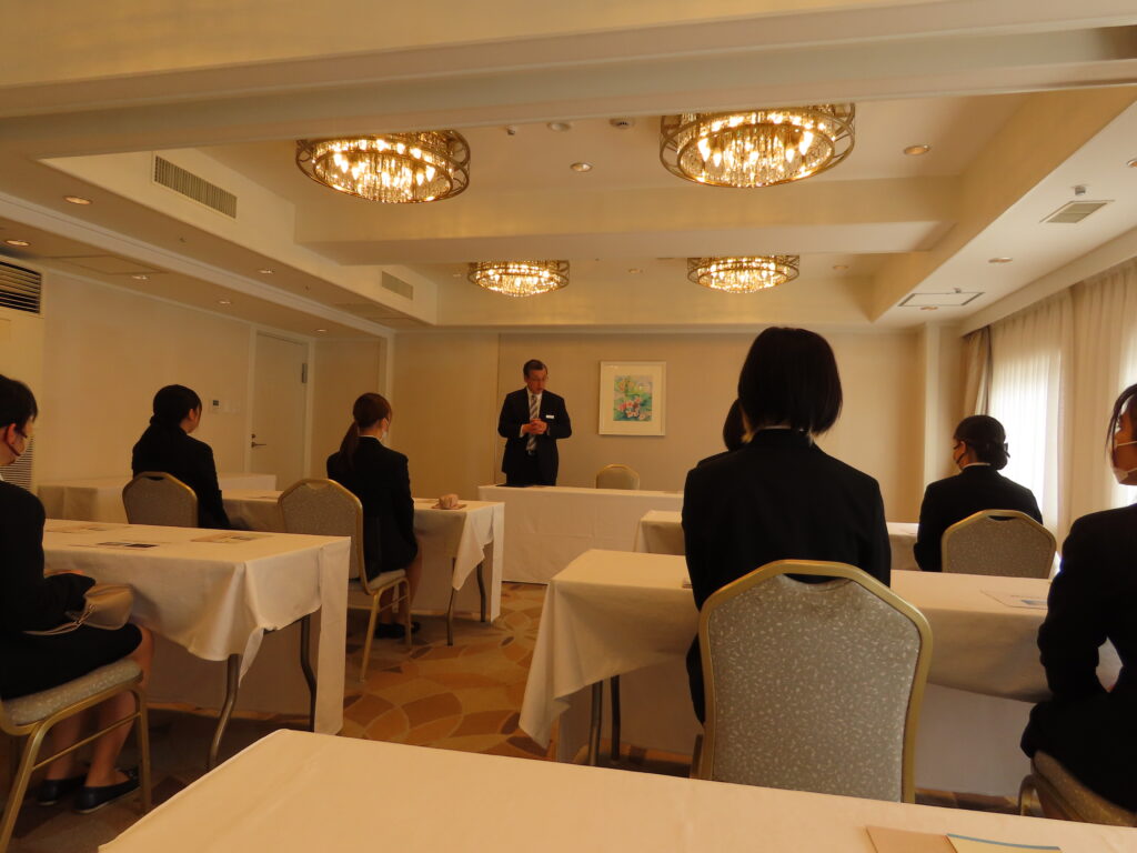 東京ベイ舞浜ホテルファーストリゾートにて講義を受講する学生たち