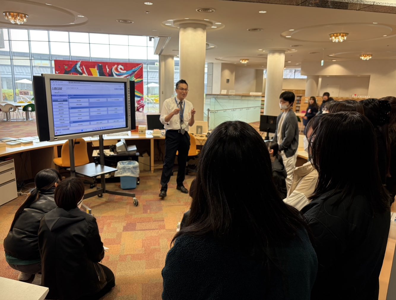 【授業紹介】図書館情報技術論における図書館見学2025