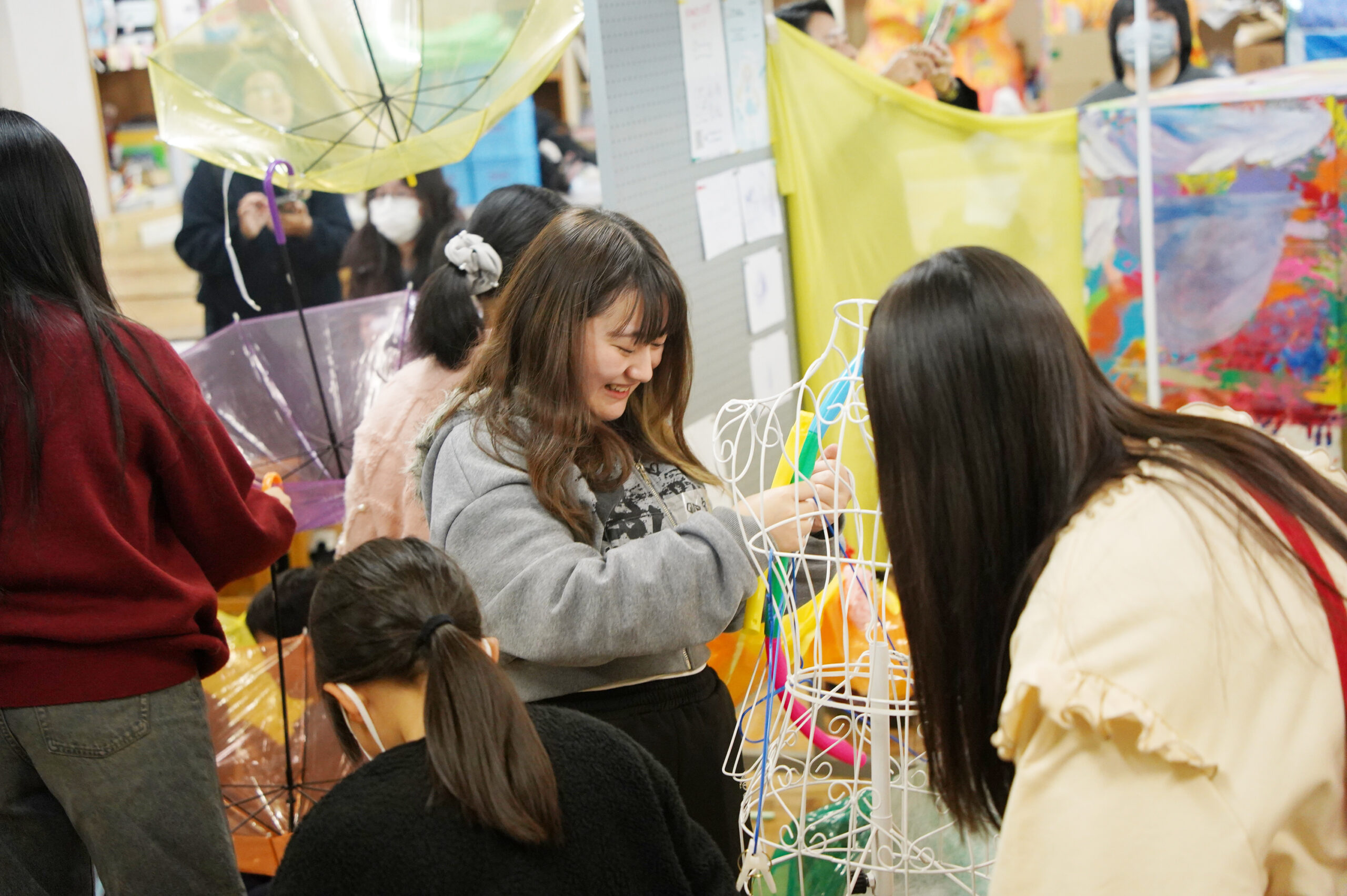児童文化コース 1年生と4年生が協力して「あそびのひみつきち〜大学探検編〜」を実践