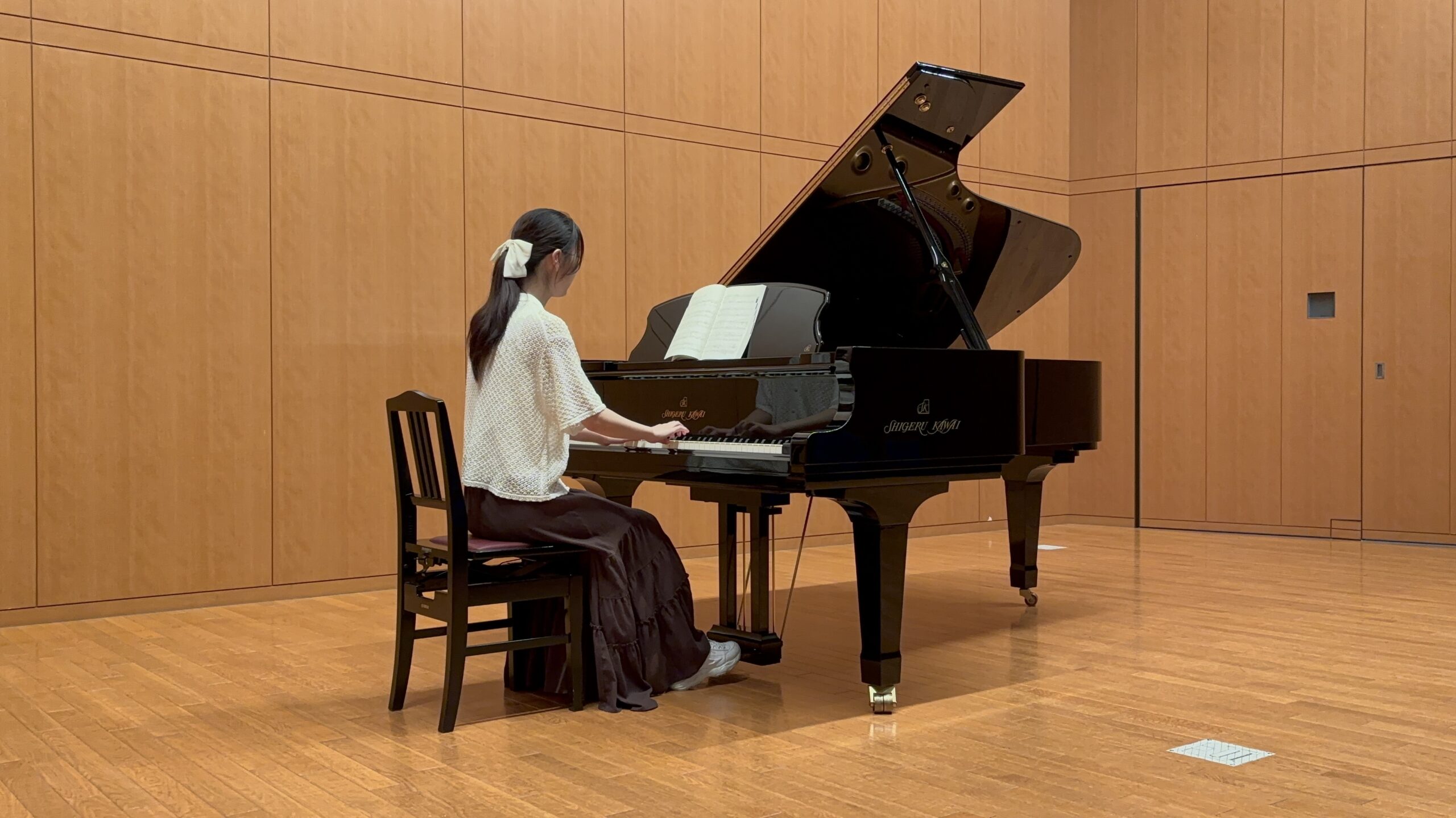 「児童学概論」広いホールでピアノの響きを体験する！