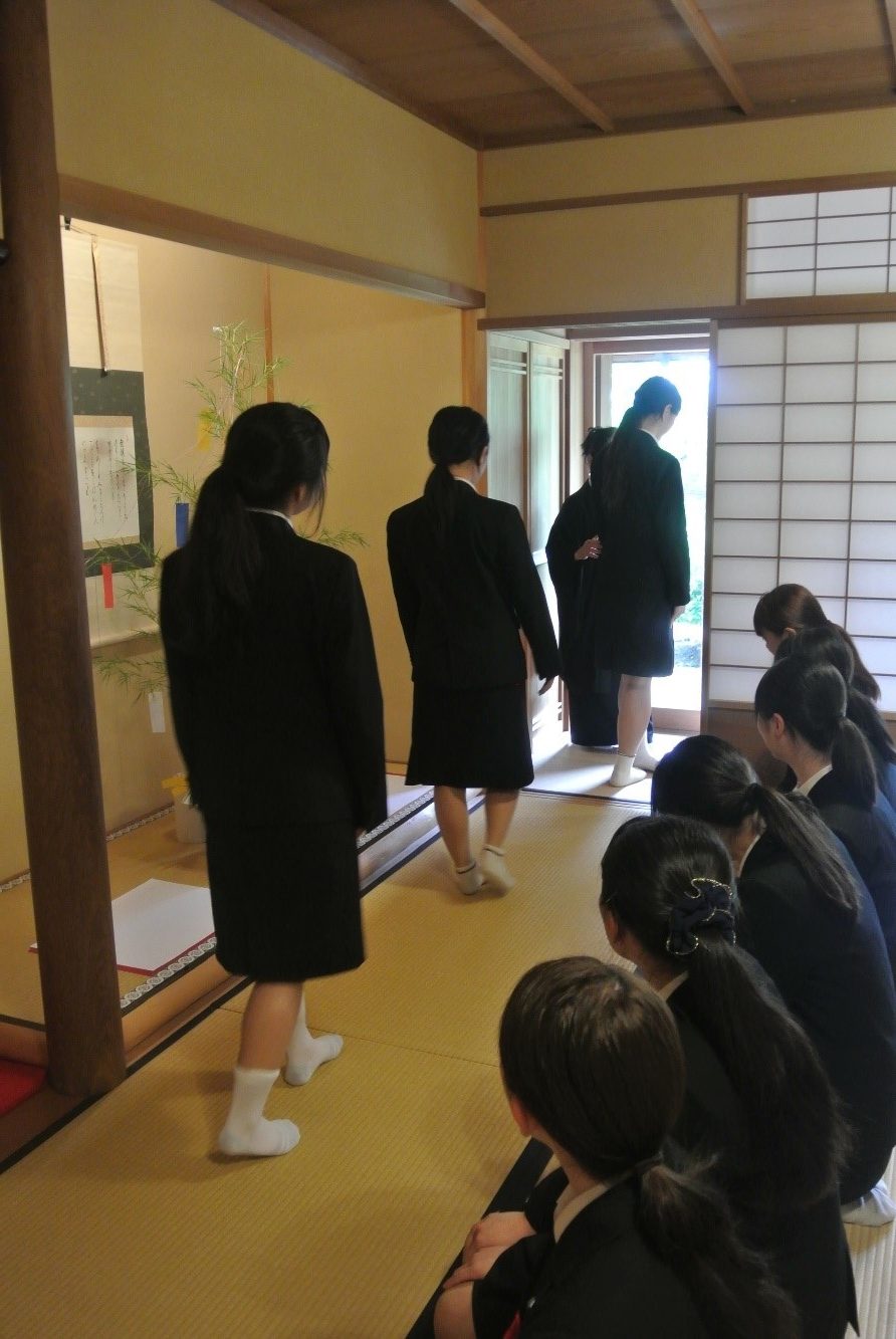 授業紹介 小笠原流礼法基礎講座 │ 短期大学部・保育科 │ 聖徳大学 聖徳大学短期大学部
