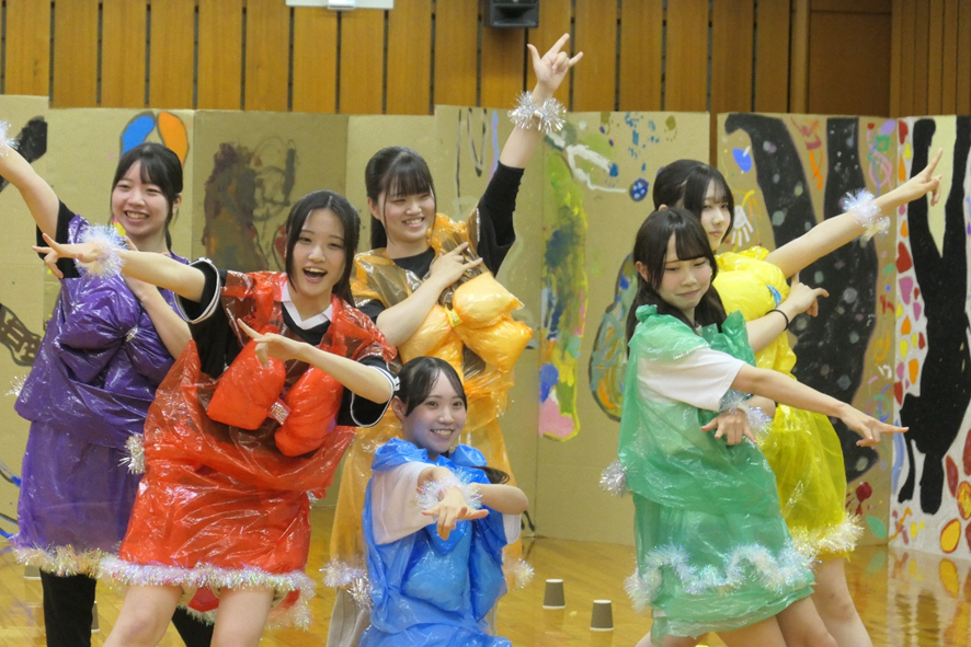 表現は自由だ！～保育表現創造演習Ⅰファッションショーより～