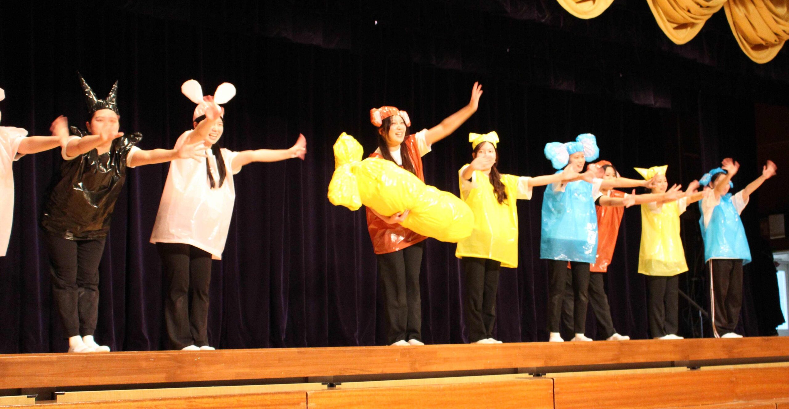 附属幼稚園のおともだちの前で発表しました！③表現あそび