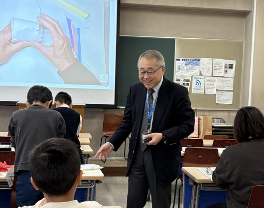 小学生を招いて「わくわくプロジェクト」を開講しました（１）