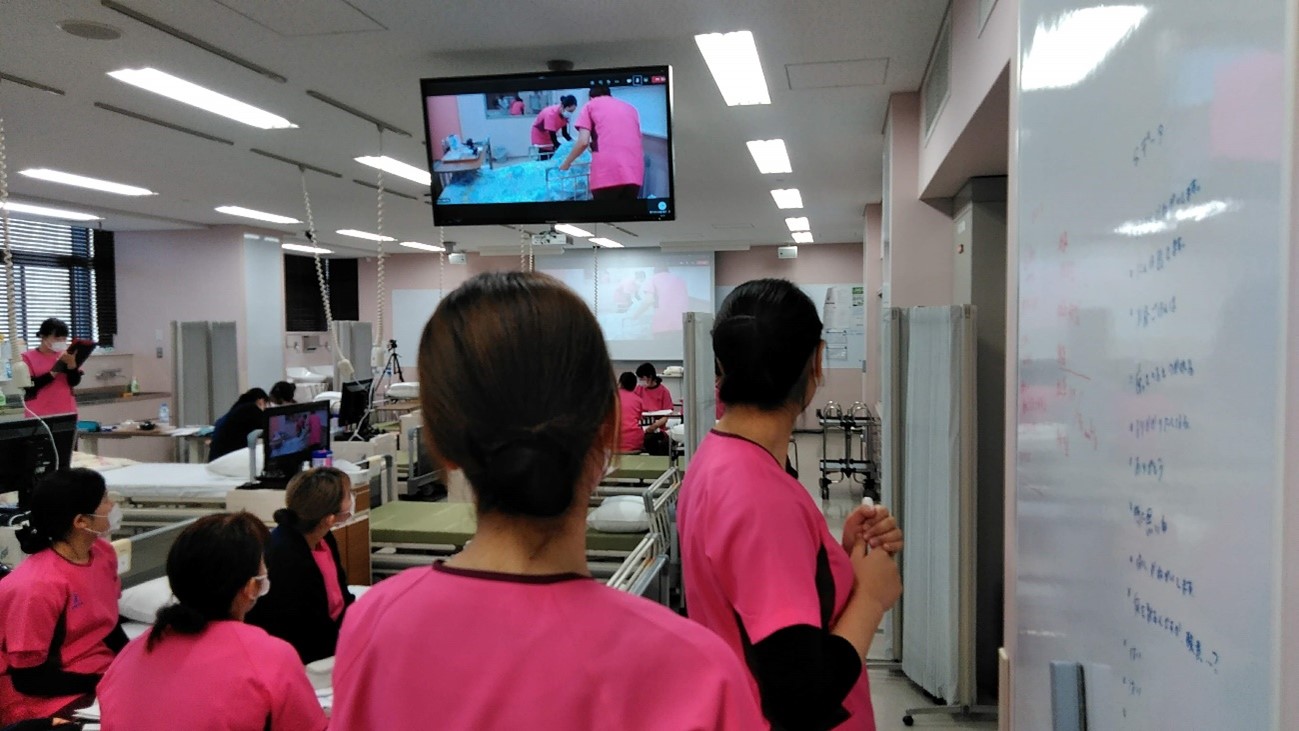 千葉県聖徳大学で看護師をめざす1年生がシミュレーション演習に初挑戦！
