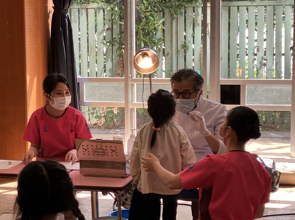 ４年生　附属幼稚園での歯科検診ボランティアに行ってきました