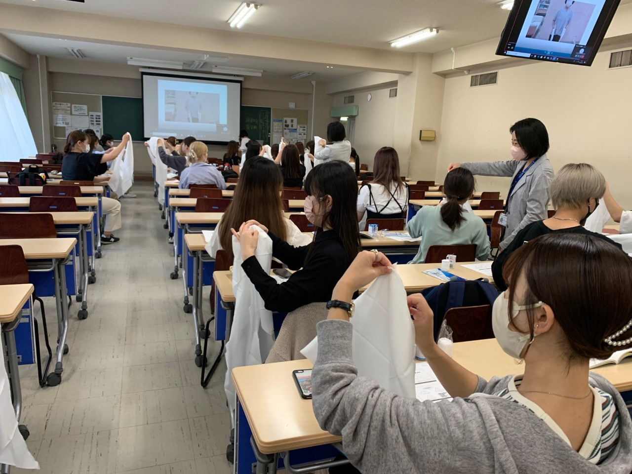 包帯法と三角巾の練習~養護教諭コース~ │ 心理・福祉学部 社会福祉学科 │ 聖徳大学 聖徳大学短期大学部