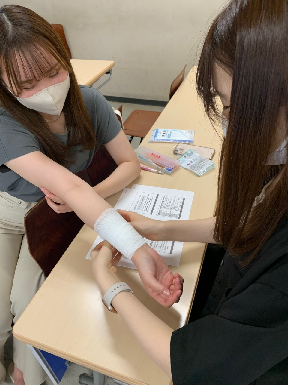 包帯法と三角巾の練習~養護教諭コース~ │ 心理・福祉学部 社会福祉学科 │ 聖徳大学 聖徳大学短期大学部