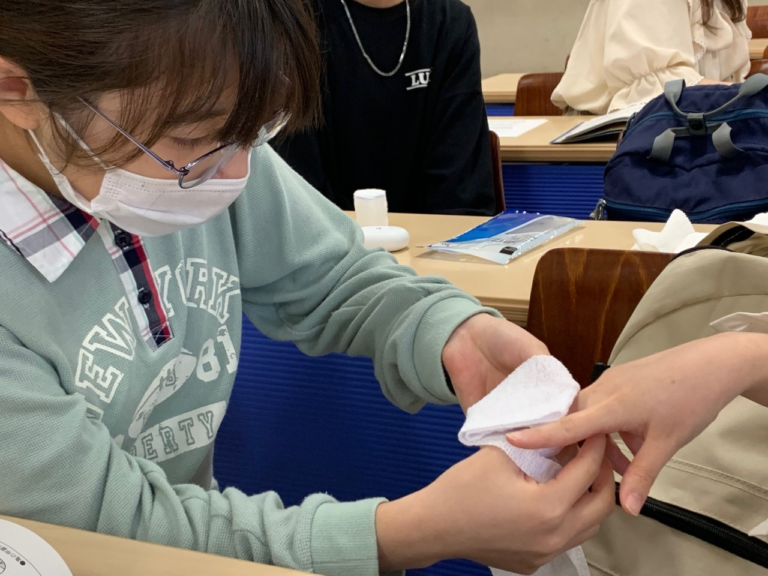 包帯法と三角巾の練習~養護教諭コース~ │ 心理・福祉学部 社会福祉学科 │ 聖徳大学 聖徳大学短期大学部