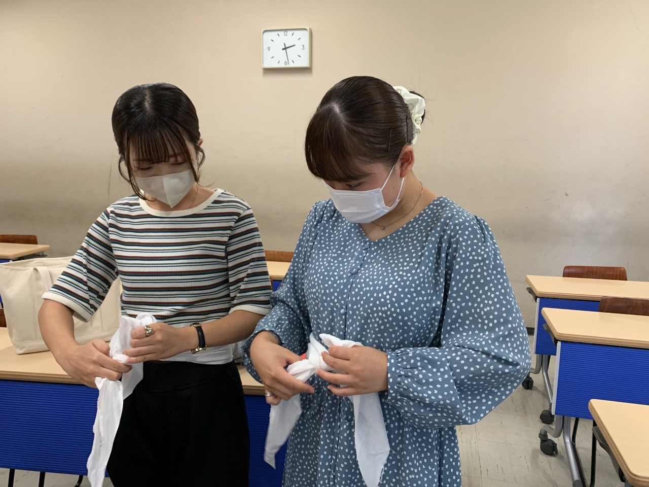 包帯法と三角巾の練習~養護教諭コース~ │ 心理・福祉学部 社会福祉学科 │ 聖徳大学 聖徳大学短期大学部